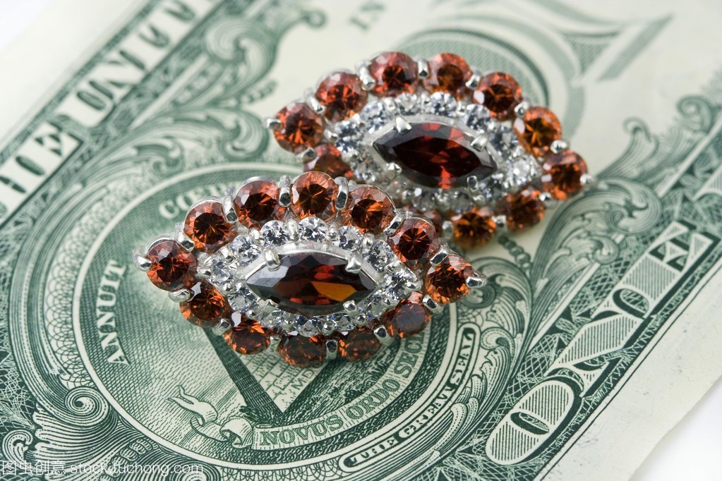 珠寶首飾、金錢與化妝品 現代消費文化的象征與反思